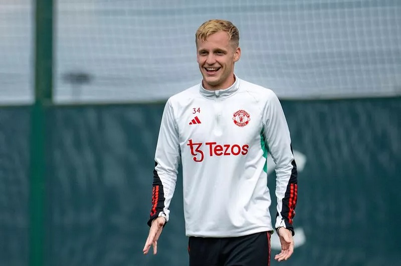 Manchester United and Galatasaray 'still in talks' over Donny van de Beek and more transfer rumours