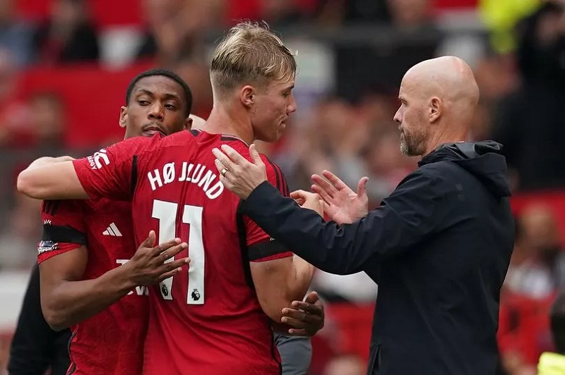 Coach Ten Hag is facing the risk of being sacked by Man United following controversial decisions