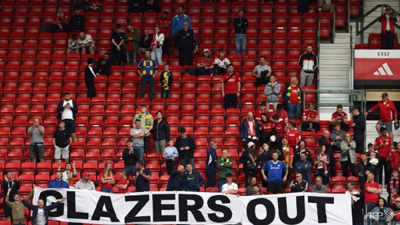 Manchester United hit the 1 billion pound debt mark because the Glazer family was too greedy